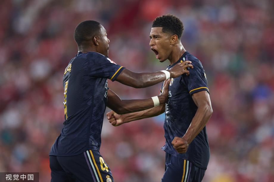 把自己整笑了前莱斯特城中场恩迪迪入场时滑倒，带倒身后队友